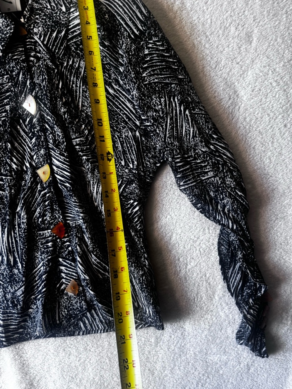 Julie V England 100% Silk 90s Abstract Animal Print Blouse 8 Top Light Blue Tan - Picture 16 of 16